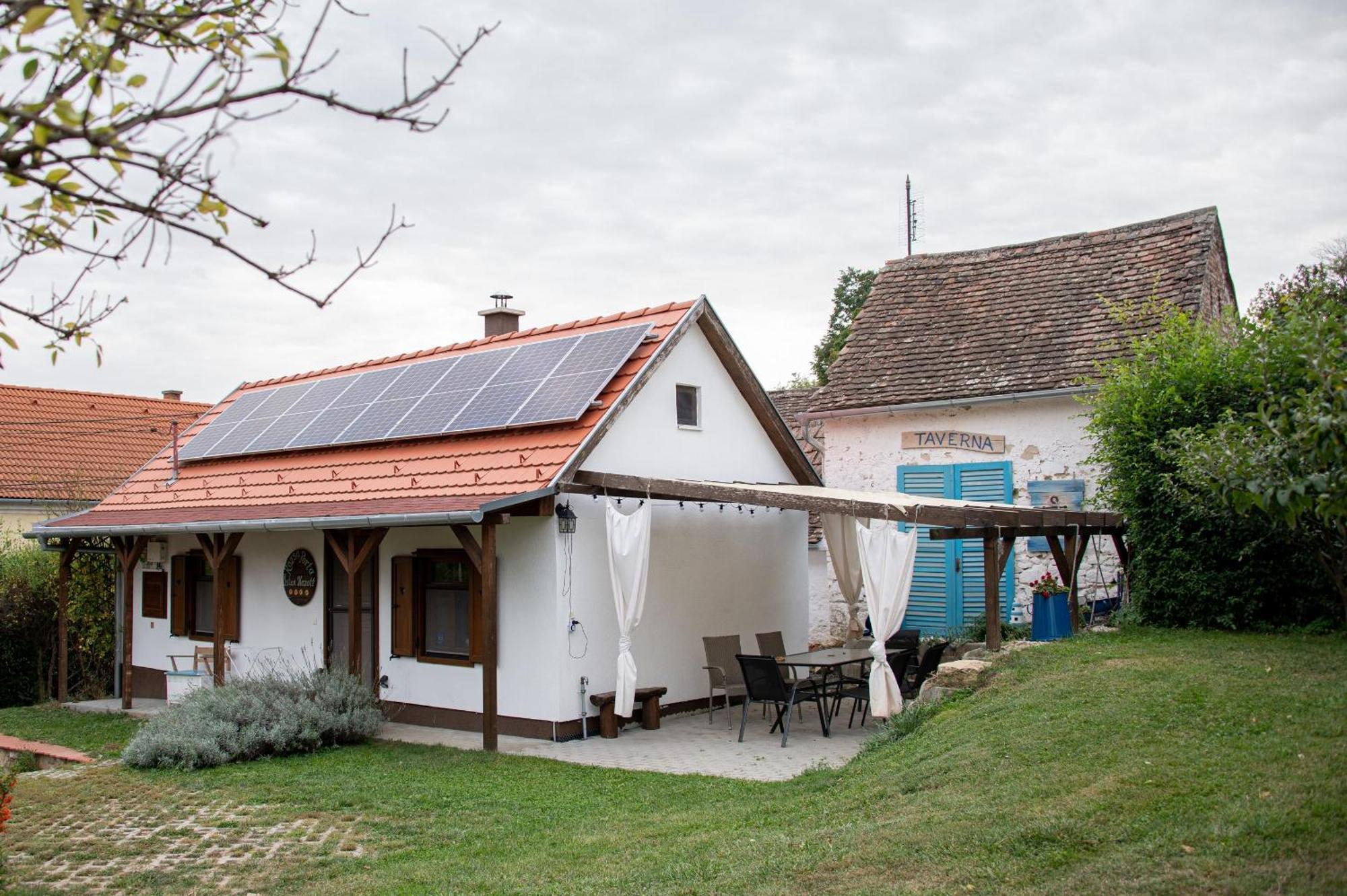 Rozsa Porta *